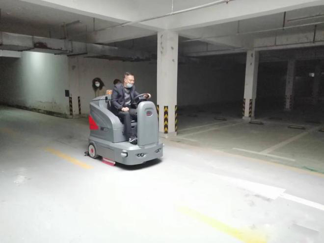 大理小区物业保洁不用人力改用驾驶式洗地机了
